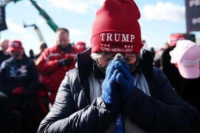 Partidarios oran en un mitin del presidente Donald Trump el 2 de noviembre de 2020 en Avoca, Pennsylvania.