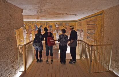 Paralelamente, los arquitectos rediseñaron la plataforma donde se ubican los visitantes, para alejarlos de la frágil pared. Un grupo de turistas observa el sarcófago dorado de la dinastía 18, el faraón Tutankamón (1332–1323 aC).