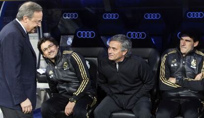 El presidente del Real Madrid Florentino Pérez saluda a su entrenador José Mourinho, ante sus asistentes Rui Faria y Aitor Karanka, momentos antes de un encuentro que disputó su equipo en el Santiago Bernabeu ante el Atlético de Madrid en la temporada 2011-2012.