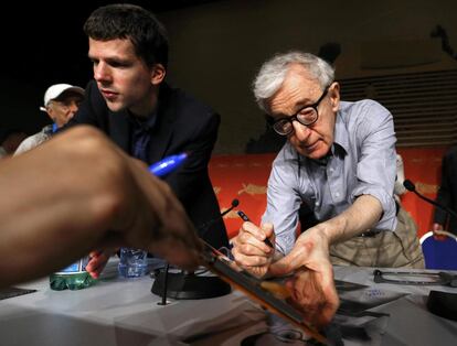 Woody Allen dando autógrafos após a entrevista coletiva para apresentar o filme 'Cafe Society' no Festival de Cannes.