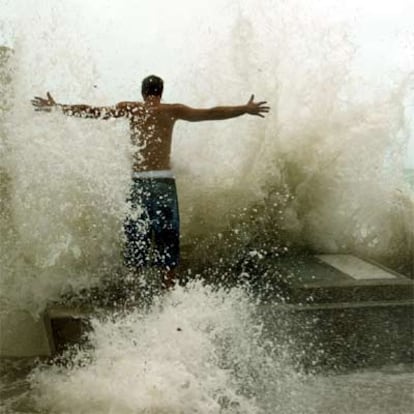 Rita pas el martes de ser tormenta tropical a alcanzar la categora 2 de huracn en la escala de Saffir-Simpson, que tiene un mximo de cinco. En Most Point, al sur de Key West, un hombre se enfrenta al temporal.