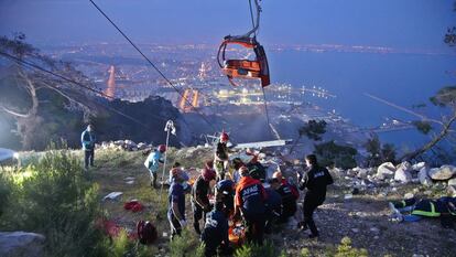 Members of Turkey's Disaster Management Authority (AFAD) take part in a rescue operation after a cable car cabin collided with a broken pole, in Antalya, Turkey, April 12, 2024. Ihlas News Agency via REUTERS ATTENTION EDITORS - THIS PICTURE WAS PROVIDED BY A THIRD PARTY. NO RESALES. NO ARCHIVES. TURKEY OUT. NO COMMERCIAL OR EDITORIAL SALES IN TURKEY.