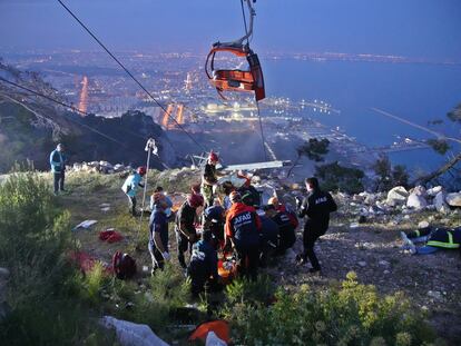 Members of Turkey's Disaster Management Authority (AFAD) take part in a rescue operation after a cable car cabin collided with a broken pole, in Antalya, Turkey, April 12, 2024. Ihlas News Agency via REUTERS ATTENTION EDITORS - THIS PICTURE WAS PROVIDED BY A THIRD PARTY. NO RESALES. NO ARCHIVES. TURKEY OUT. NO COMMERCIAL OR EDITORIAL SALES IN TURKEY.