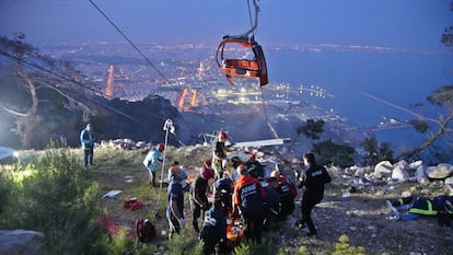 Members of Turkey's Disaster Management Authority (AFAD) take part in a rescue operation after a cable car cabin collided with a broken pole, in Antalya, Turkey, April 12, 2024. Ihlas News Agency via REUTERS ATTENTION EDITORS - THIS PICTURE WAS PROVIDED BY A THIRD PARTY. NO RESALES. NO ARCHIVES. TURKEY OUT. NO COMMERCIAL OR EDITORIAL SALES IN TURKEY.