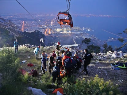 Members of Turkey's Disaster Management Authority (AFAD) take part in a rescue operation after a cable car cabin collided with a broken pole, in Antalya, Turkey, April 12, 2024. Ihlas News Agency via REUTERS ATTENTION EDITORS - THIS PICTURE WAS PROVIDED BY A THIRD PARTY. NO RESALES. NO ARCHIVES. TURKEY OUT. NO COMMERCIAL OR EDITORIAL SALES IN TURKEY.