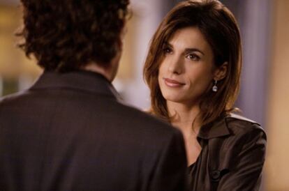 Elisabetta Canalis en un fotograma de la serie <i>Leverage</i>, protagonizada por Timothy Hutton