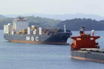 Barcos esperan para transitar en la esclusa de Gatún, en el Canal de Panamá hoy, viernes 3 de enero de 2013, en la Costa Atlántica del canal, en la caribeña provincia de Colón.