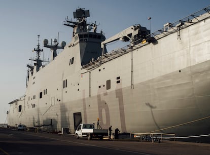 El Buque de Proyección Estratégica 'Juan Carlos I' aparcado en la base naval de Rota.