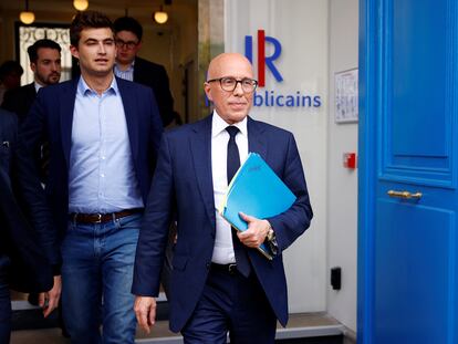 Éric Ciotti, presidente del partido conservador francés, Los Republicanos, sale de la sede de la formación en París, el martes.