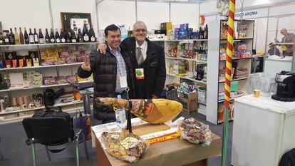 Julio Suárez, a la derecha, junto al director comercial de La Hoguera, en el World Food Ukraine, en 2016.