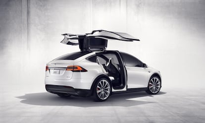 El pionero del segmento, segundo modelo que lanzó al mercado la compañía de Elon Musk (obviando al Roadster original) y la propuesta más versátil de su gama. Comparte motorizaciones con el Model S, por lo que está disponible con potencias que van de los 333 a los 612 CV y que ofrecen una autonomía que oscila entre los 420 y los 560 kilómetros. Entre sus peculiaridades más destacadas figuran las puertas traseras con sistema de apertura de alas de gaviota y el hecho de contar con siete plazas divididas en tres filas de asientos.