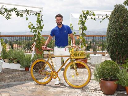 Lorenzo Martone, ex de Marc Jacobs, con una de las bicicletas que hace y vende por unos mil euros.