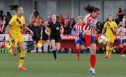 Charlyn Corral controla el balón en el Atlético-Barcelona de Liga.