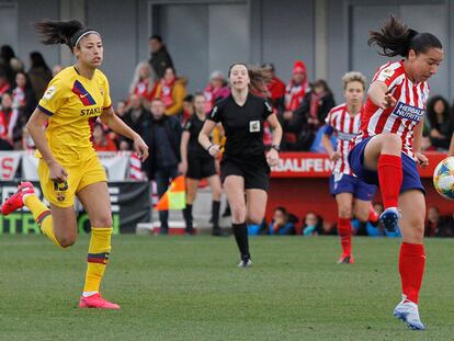 Charlyn Corral controla el balón en el Atlético-Barcelona de Liga.