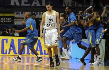 Llull cabizbajo ante la alegria del del Maccabi, en 2010.