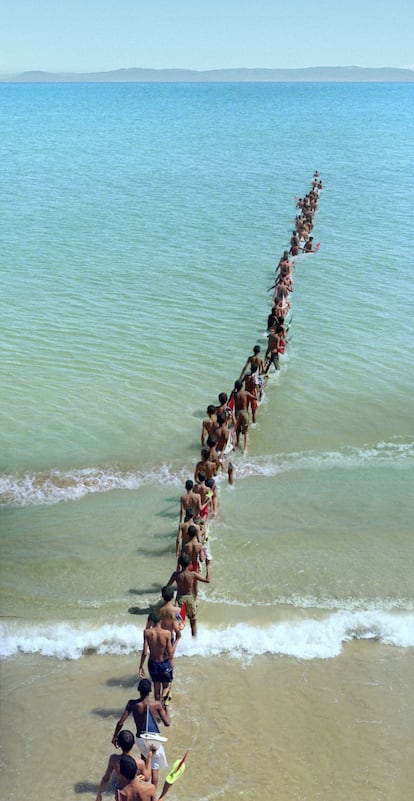 No cruzarás el puente antes de llegar al río (2006-2008) consta de dos episodios con un mismo concepto: construir puentes metafóricos entre tierras apartadas (en múltiples sentidos). En la imagen, el artista intenta un puente entre España y Marruecos.