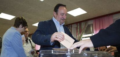 El candidato del PP a la Presidencia del Gobierno de La Rioja, Pedro Sanz, vota en el Colegio Duquesa de la Victoria de Logro&ntilde;o. 