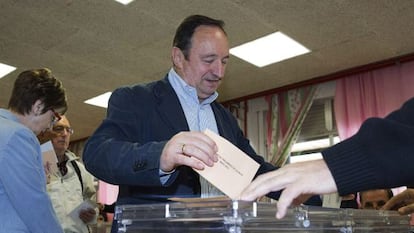 El candidato del PP a la Presidencia del Gobierno de La Rioja, Pedro Sanz, vota en el Colegio Duquesa de la Victoria de Logro&ntilde;o. 