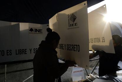 Ciudadanos mexicanos preparan las casillas de votacion durante las primeras horas de la jornada electoral en la comunidad de San Ildefonso, Hidalgo el día 01 de julio de 2018.