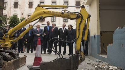 Xavier Trias durant els treballs d'enderrocament de la Model.