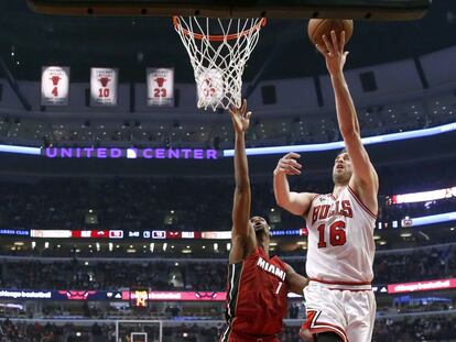 Pau Gasol anota ante Bosh.