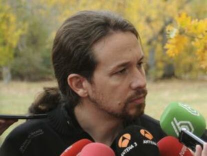 El secretario general de Podemos, Pablo Iglesias (i), atiende a los medios en el antiguo campamento de Robledo, en Segovia. 