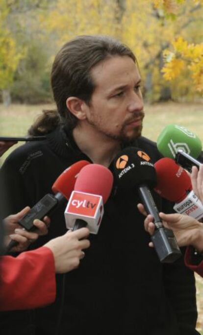 El secretario general de Podemos, Pablo Iglesias (i), atiende a los medios en el antiguo campamento de Robledo, en Segovia. 