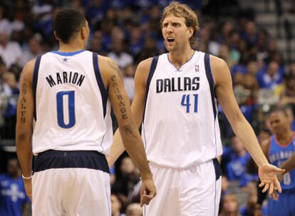 Dirk Nowitzki y Shawn Marion charlan durante el partido
