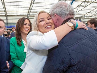 Michelle O´Neill, la candidata del Sinn Féin en las elecciones autonómicas de Irlanda del Norte, abraza este viernes a un seguidor en Magherafet (Londonderry).