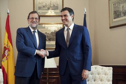El líder del PP, Mariano Rajoy, y el secretario general del PSOE, Pedro Sánchez.