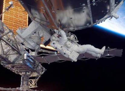 El astronauta Robert L. Behnken durante el tercer paseo espacial de la actual misión.