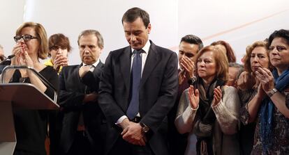 Tomás Gómez recibe el apoyo de sus compañeros del PSM durante la rueda de prensa que ha ofrecido en Madrid.