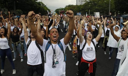 Cientos de estudiantes en una protesta en Medellín.