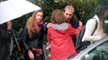 El exministro argentino Federico Storani abraza un familiar durante el entierro de su hijo
