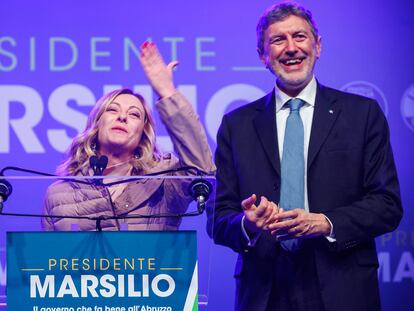 La primera ministra italiana, Giorgia Meloni, y el candidato en las elecciones regionales de Abruzo, Marco Marsilio, el pasado lunes.
