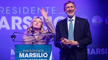 La primera ministra italiana, Giorgia Meloni, y el candidato en las elecciones regionales de Abruzo, Marco Marsilio, el pasado lunes.