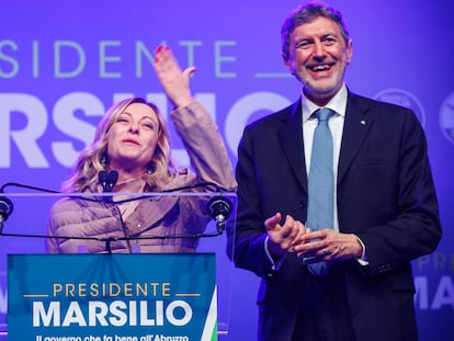 La primera ministra italiana, Giorgia Meloni, y el candidato en las elecciones regionales de Abruzo, Marco Marsilio, el pasado lunes.