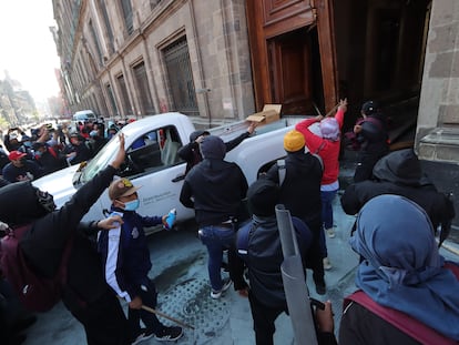 Manifestantes rompen una de las puertas del Palacio Nacional este miércoles, en Ciudad de México.