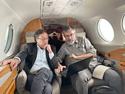 Antoni Gutiérrez-Rubí, asesor de la campaña de Gustavo Petro, junto a él durante un viaje de gira de campaña.