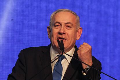 Benjamín Netanyahu se dirige  a los seguidores de su partido en la noche electoral.