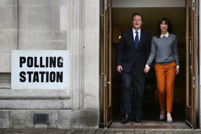 David Cameron y su mujer, Samantha salen del colegio electoral
