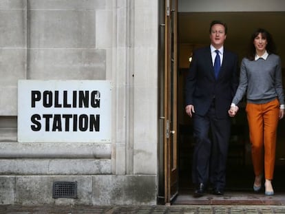 David Cameron y su mujer, Samantha salen del colegio electoral