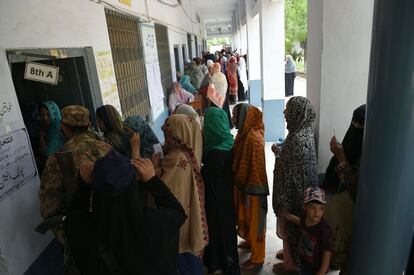 Una fila de mujeres espera su turno para votar en Rawalpindi (Pakistán).