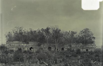 Vista de Chichén Itzá, a partir do sul de um edifício conhecido como 'Ak at Cib'.