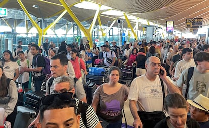 Varios pasajeros retenidos esta mañana en el aeropuerto de Barajas debido a los fallos reportados en los sistemas de AENA.