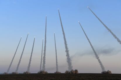 Lanzamiento de misiles durante unos ejércitos militares, en Qingtongxia (China).