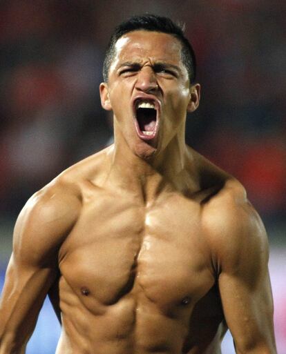 El chileno Alexis celebra su gol ante Ecuador