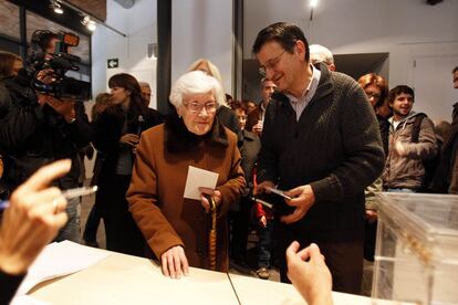 Elecciones a la Presidencia de la Generalitat de Cataluña 2012. Ambiente electoral en diversos colegios electorales de Terrassa ,Barcelona. Roser Mas, de 101 ejerce su derecho al voto en el colegio electoral Vapor Gran de Terrassa.