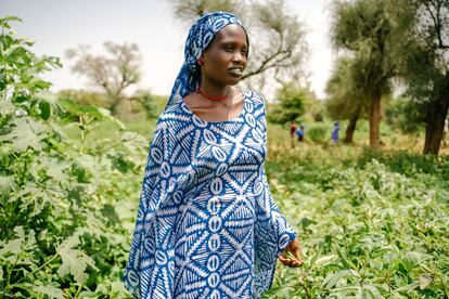 Aïsata Damba Ba, de 21 años, es una de las 40 agricultoras de una cooperativa a orillas del río Senegal, en Gorgol. 