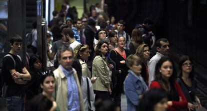 Viajeros en una de las estaciones de metro de Valencia ayer, día de paros parciales.